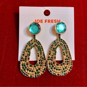 Brand new green and gold earrings 🎄